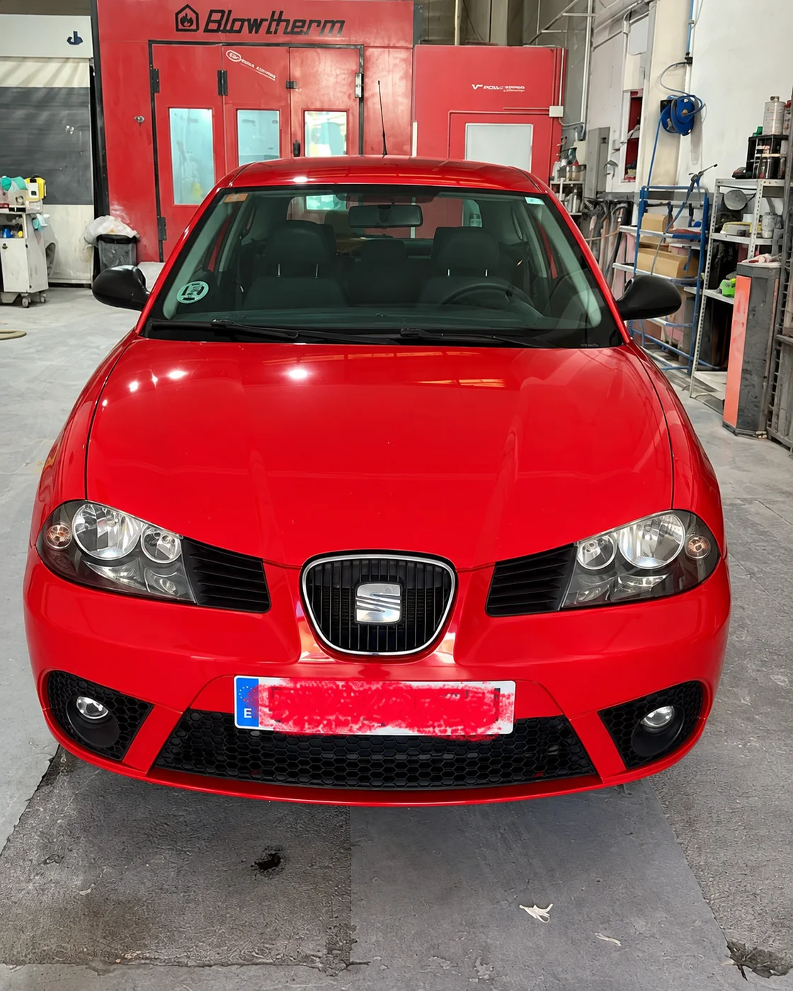 Frontal de un SEAT rojo, fotografía retocada a partir de una publicación de VR